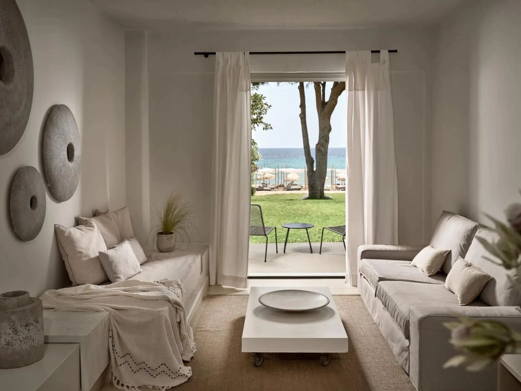 Wohnbereich der Suite mit Blick auf den Garten und das Meer