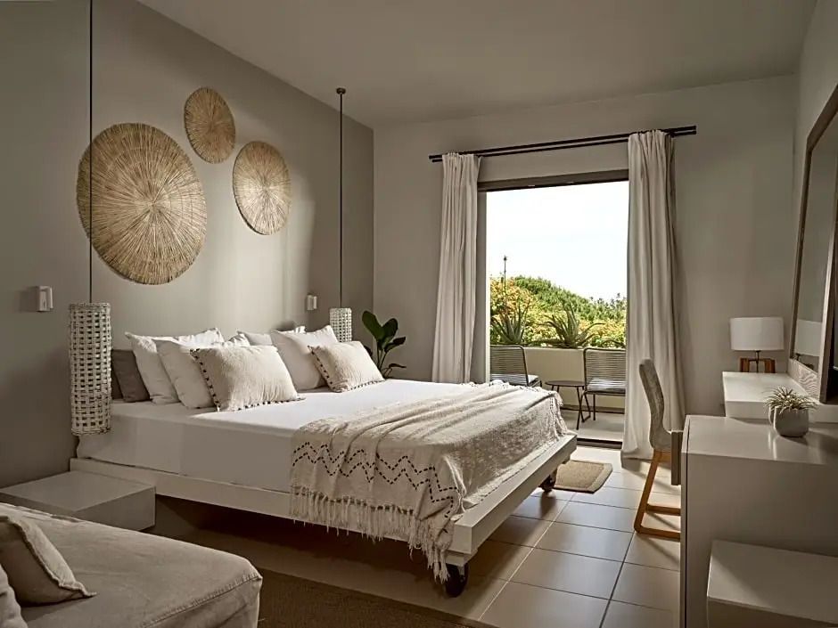 Helles Doppelzimmer mit Gartenblick und stilvollem Dekor