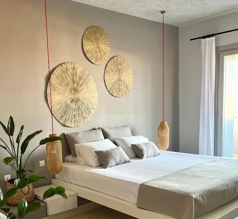 Modern eingerichtetes Doppelbettzimmer mit stilvollen Wanddekorationen