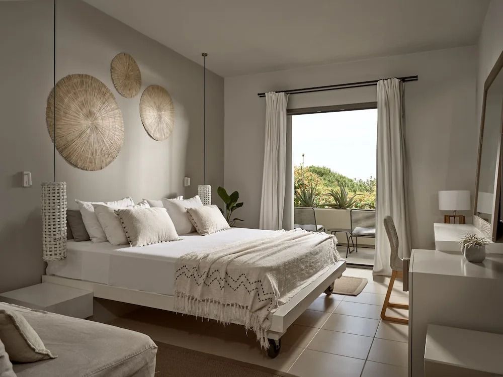 Helles Zimmer mit Doppelbett und Balkon mit Blick ins Grüne