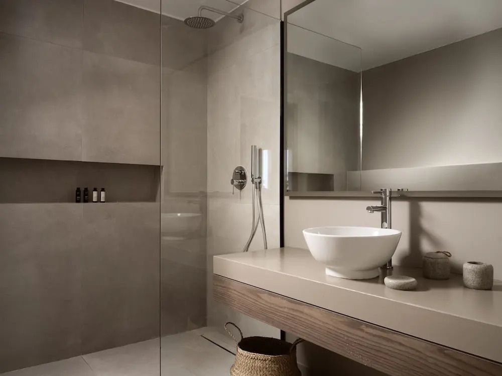Modernes Badezimmer mit Glasdusche und stilvoller Ausstattung