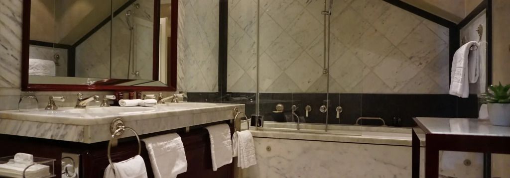 Marmorbadezimmer mit Badewanne und eleganten Armaturen in der Hotelsuite.