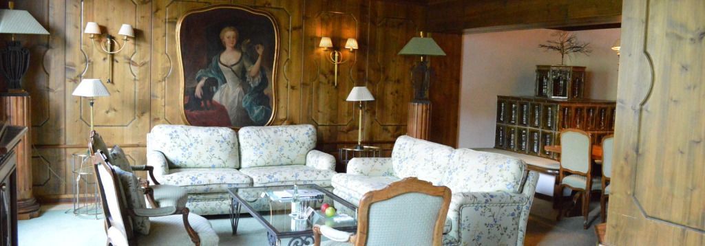 Elegantes Wohnzimmer mit klassischen Möbeln und kunstvoller Holztäfelung in der Suite