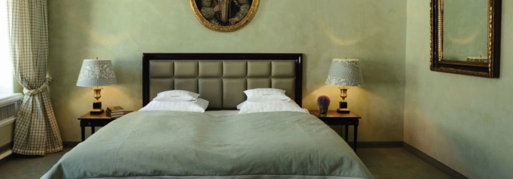 Luxuriöses Schlafzimmer mit modernem Kopfteil und dezenter Beleuchtung