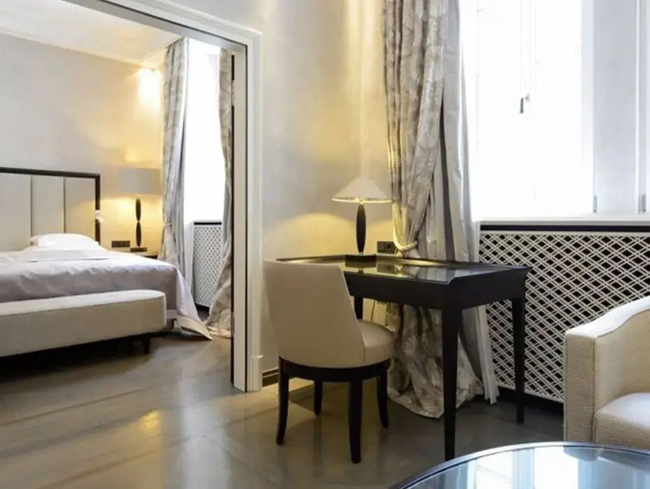 Elegantes Hotelzimmer mit Doppelbett und Schreibtisch im Bayerischen Hof