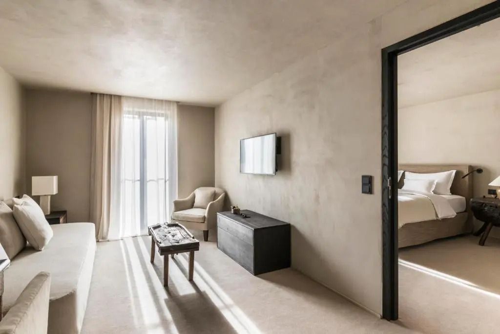 Helles Wohnzimmer mit Sitzbereich und Fernseher im Bayerischen Hof
