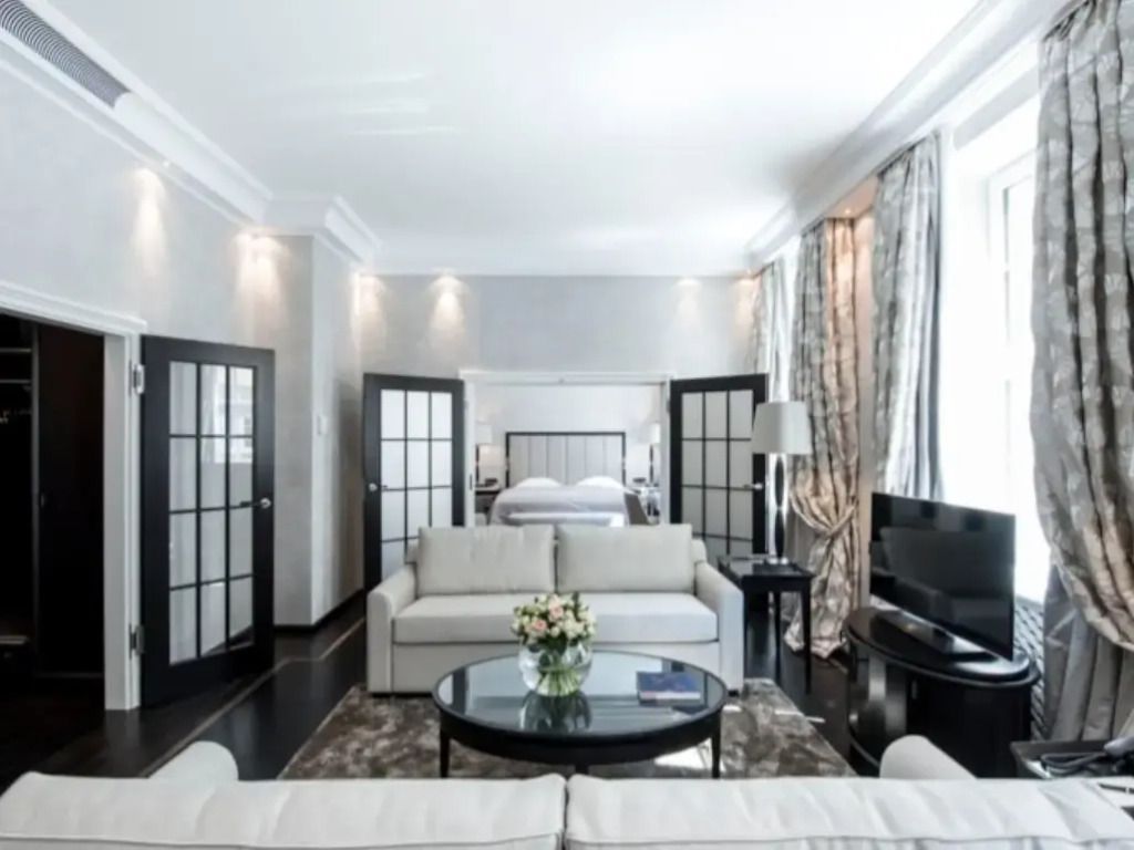 Helles Wohnzimmer der Deluxe Doppel Suite mit eleganter Einrichtung und großem Sofa