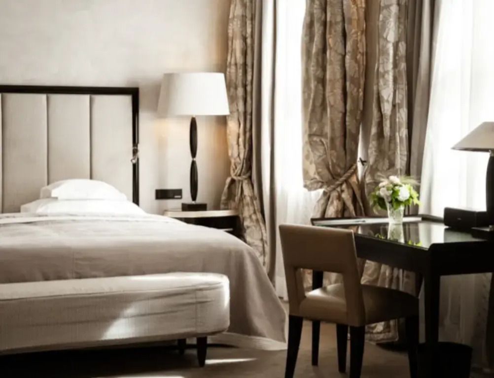 Gemütliches Schlafzimmer der Deluxe Suite mit weichen Bettbezügen und elegantem Dekor