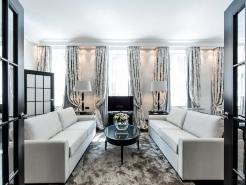 Deluxe Suite-Wohnzimmer mit symmetrischer Anordnung und luxuriösem Ambiente