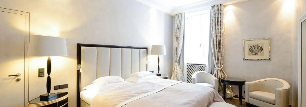 Elegantes Deluxe Doppelzimmer mit großem Fenster und stilvoller Einrichtung