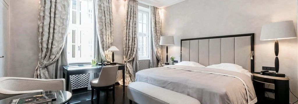 Gemütliches Deluxe Doppelzimmer mit Schreibtisch und eleganten Vorhängen