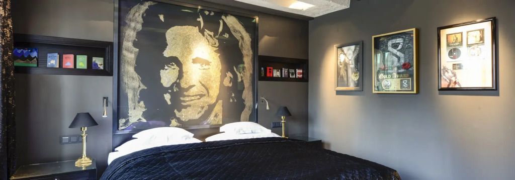 Luxuriöses Schlafzimmer in der Gottschalk Suite mit modernem Kunstwerk