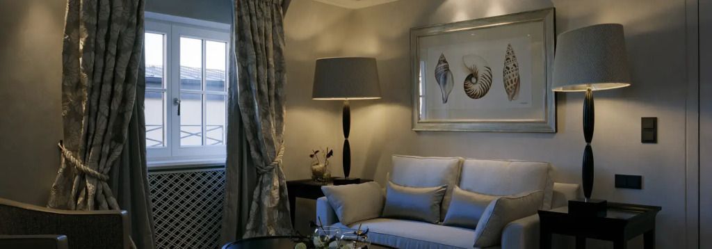 Luxuriöses Wohnzimmer mit geschmackvoller Dekoration und stimmungsvoller Beleuchtung