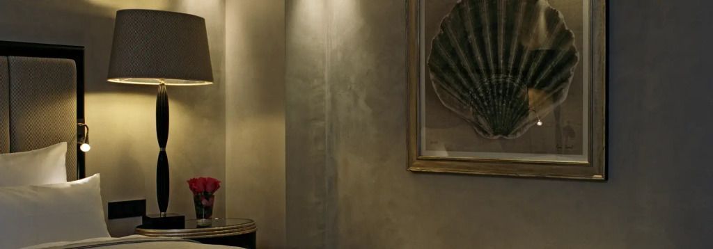 Detailaufnahme einer Wand mit stilvoller Kunst in einer eleganten Suite