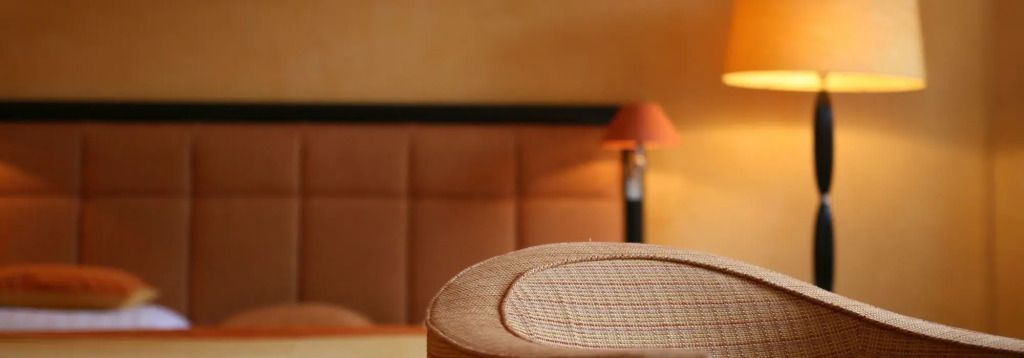 Detailansicht eines Stuhl- und Lampendesigns in der Graf Pilati Suite