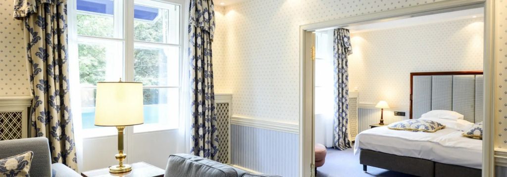 Elegantes Wohnzimmer in der Laura Ashley Suite mit stilvollen Vorhängen