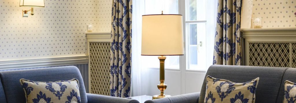 Vergoldete Tischlampe mit klassischem Schirm in der Laura Ashley Suite