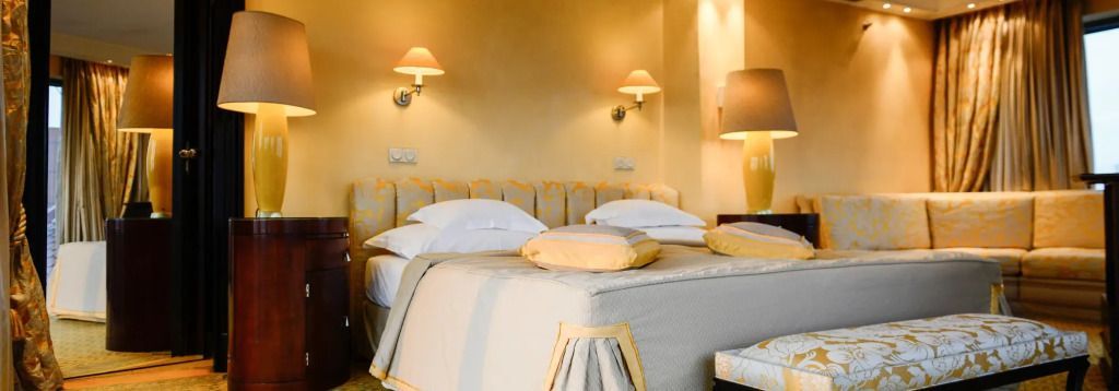 Gemütliches Schlafzimmer mit eleganter Beleuchtung und gemütlicher Atmosphäre
