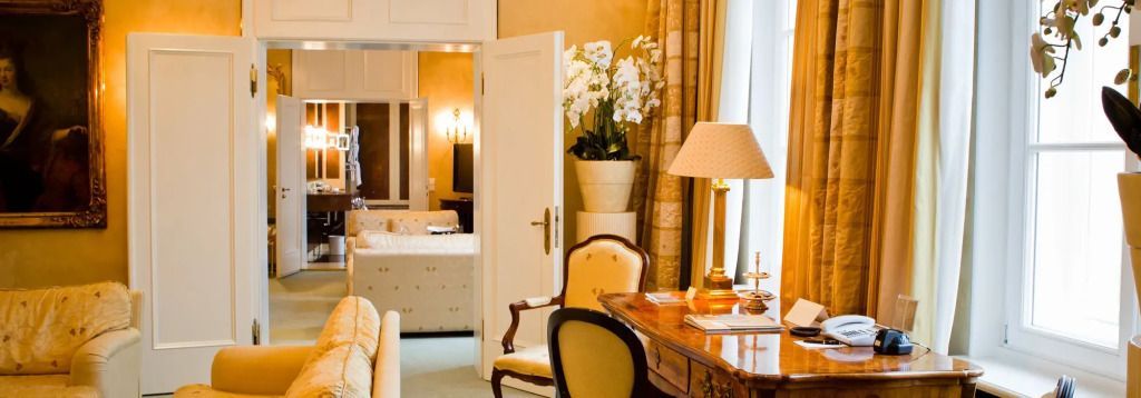 Eleganter Arbeitsbereich in warmer Beleuchtung mit Blumenarrangement