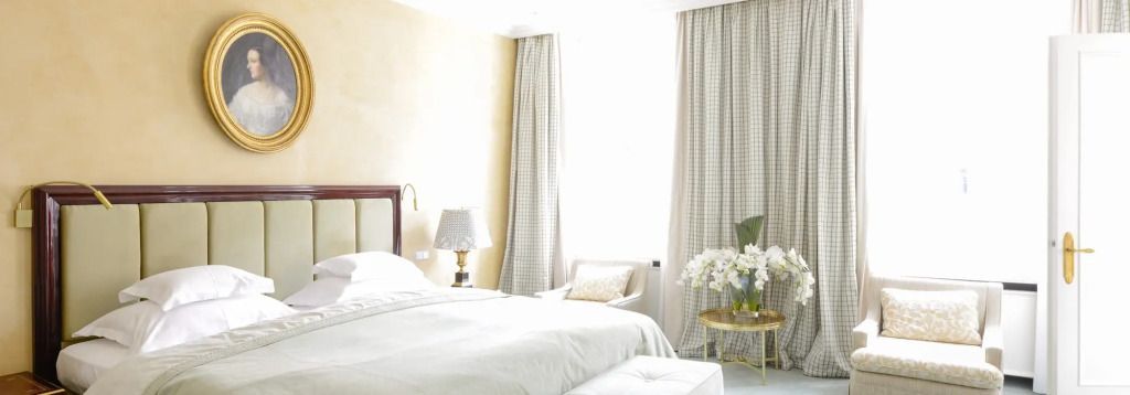 Helles Schlafzimmer mit luxuriöser Einrichtung und großen Vorhängen