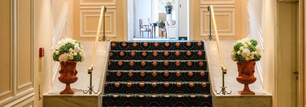 Elegante Treppe mit Teppich führt zu einem luxuriösen Wohnbereich