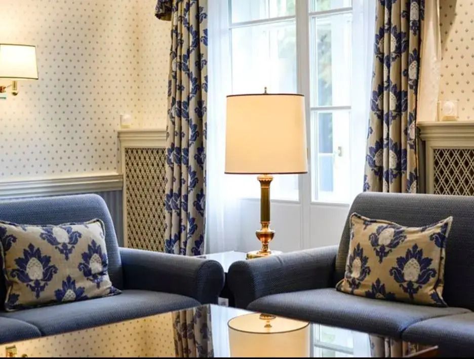 Schicke Sitzecke mit stilvollen Sesseln und Blumenmustern in der Junior-Suite