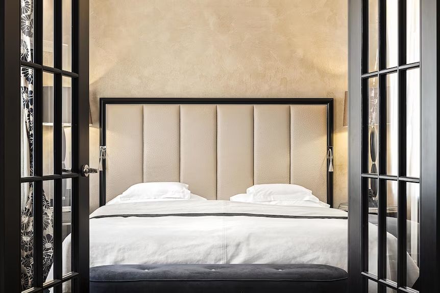 Elegantes Schlafzimmer mit Doppelbett und dezenter Beleuchtung