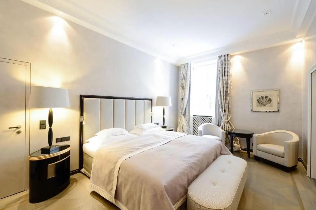 Elegantes Doppelzimmer mit modernem Dekor und natürlichem Licht