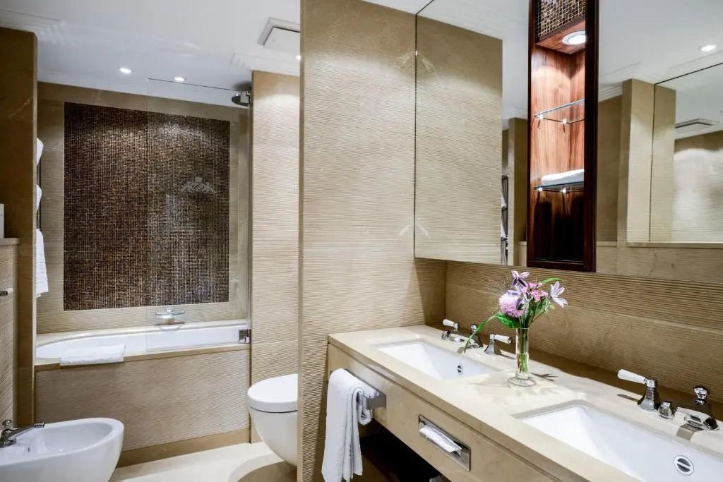 Modernes Badezimmer mit Doppelwaschbecken und eleganter Gestaltung