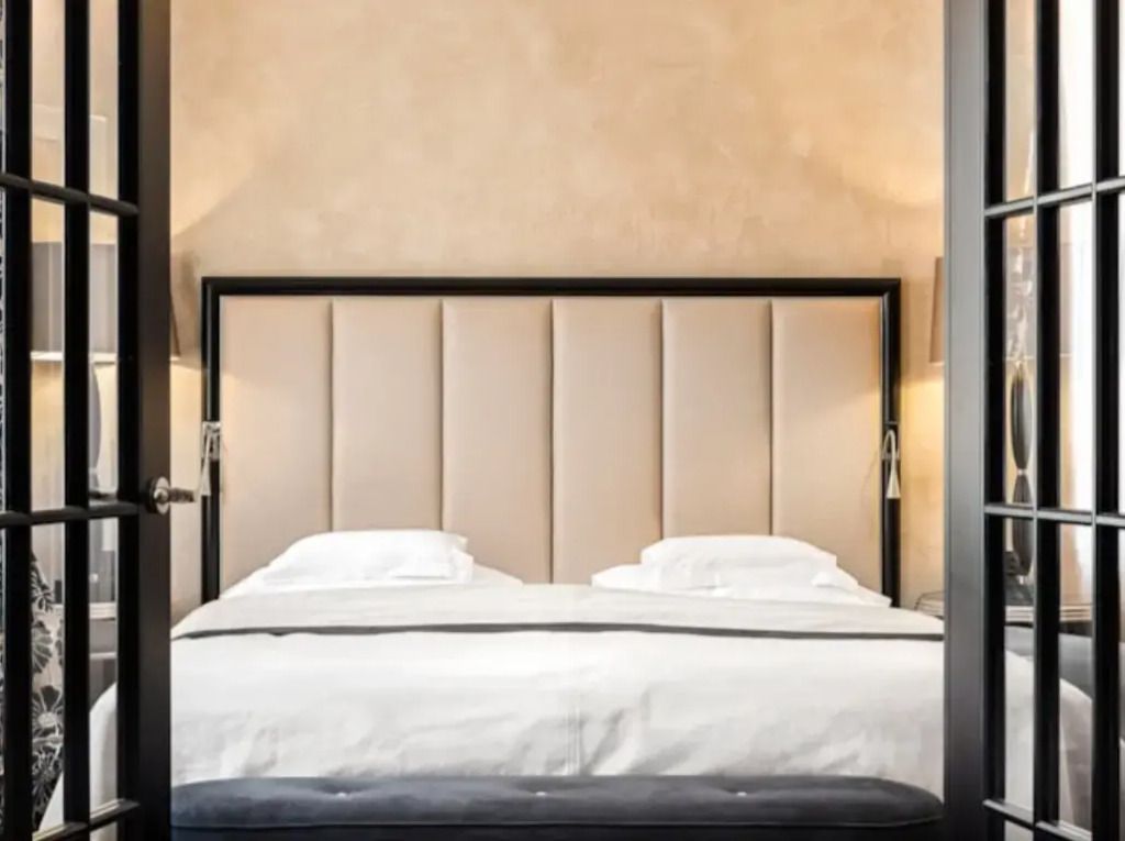 Luxuriöses Schlafzimmer mit elegantem Bett und sanften Lichtakzenten