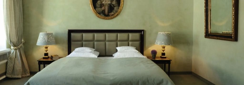 Elegantes Superior Doppelzimmer mit gepolstertem Betthaupt und stilvollem Wandgemälde