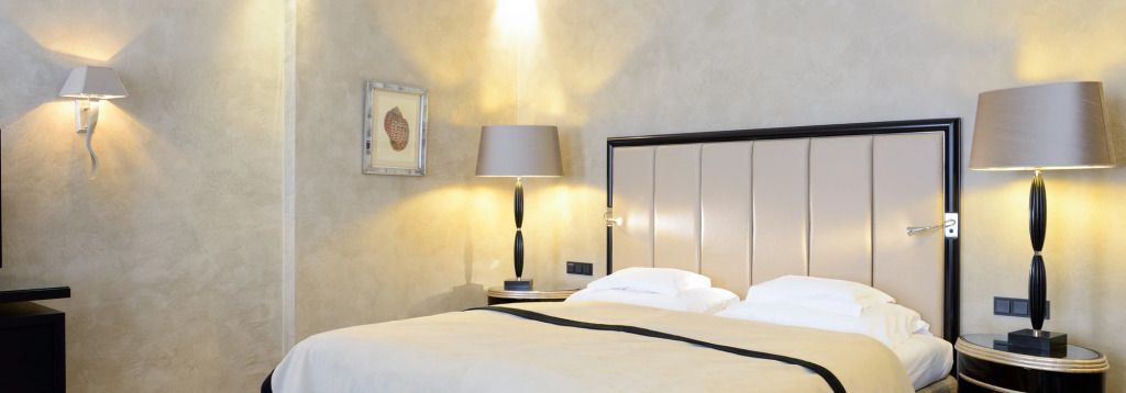 Stilvolles Doppelzimmer mit moderner Beleuchtung und elegantem Wanddekor