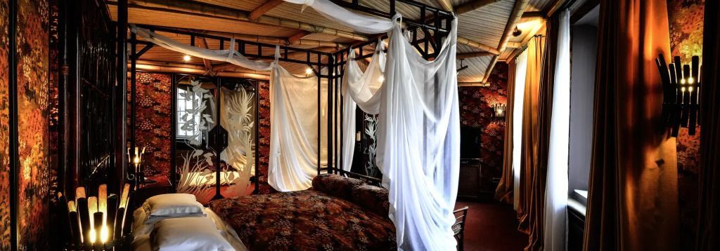 Luxuszimmer mit Baldachinbett und weißen Vorhängen in Suite 535