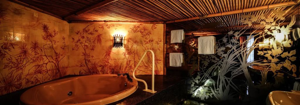 Luxuriöses Badezimmer mit Whirlpool und kunstvoller Beleuchtung