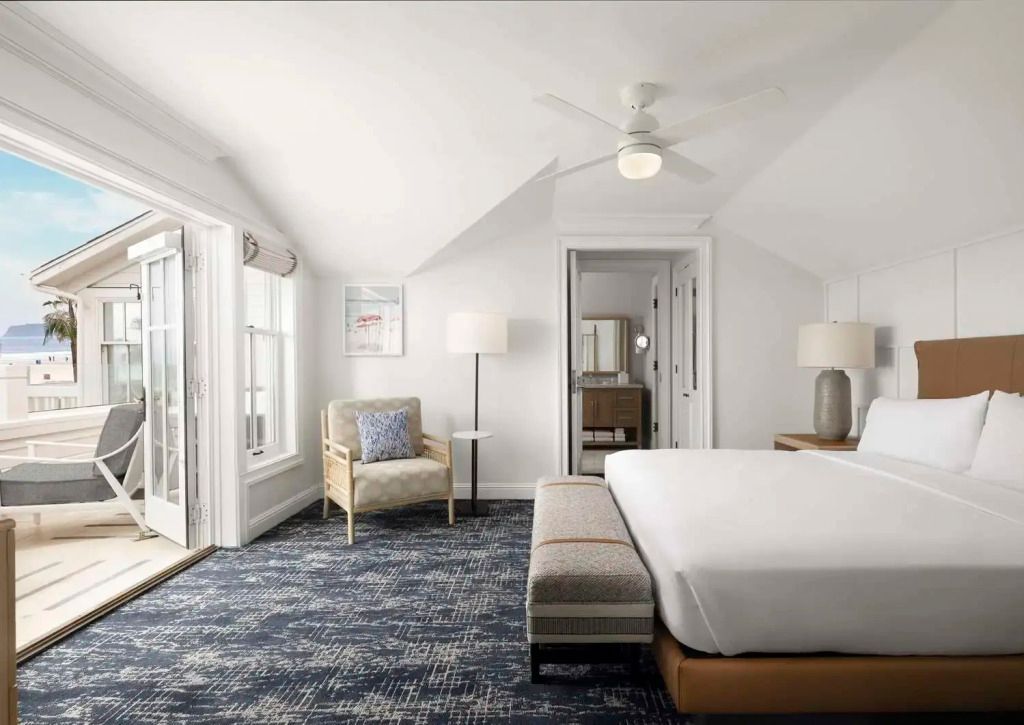 Modernes Schlafzimmer mit Ausblick und gemütlichem Ambiente