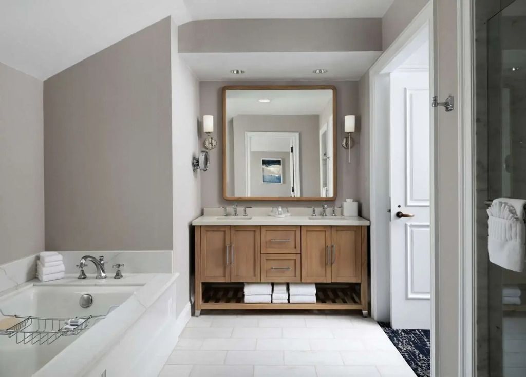 Modernes Badezimmer mit Doppelwaschbecken und großer Badewanne.