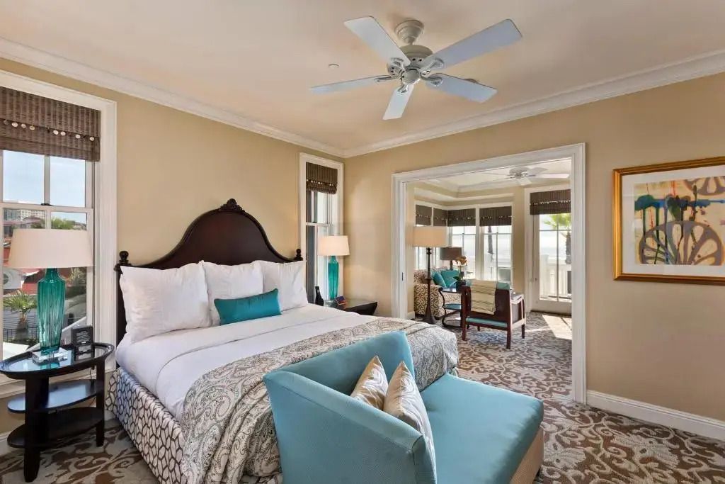 Geräumiges Schlafzimmer in einer Strand-Suite mit eleganten Möbeln