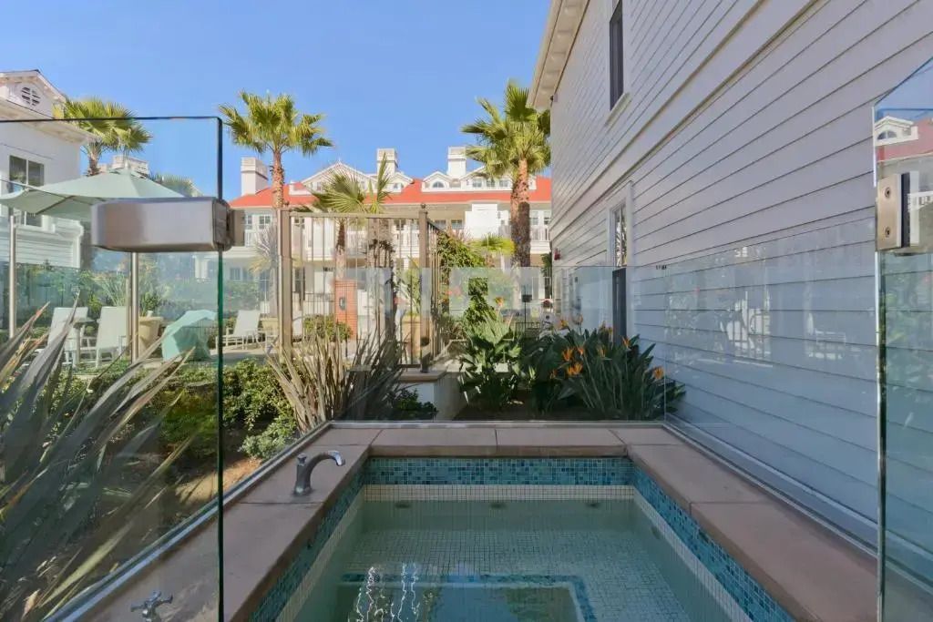 Private Terrasse mit kleinem Pool neben der Suite
