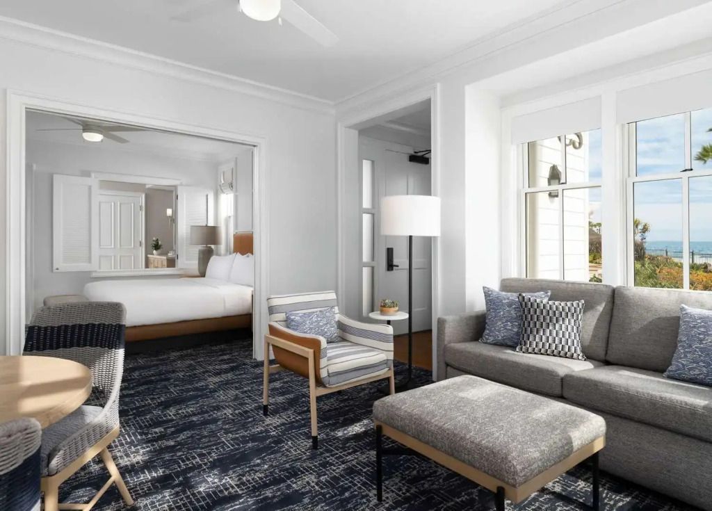 Moderne Suite mit gemütlichem Wohnbereich und elegantem Interieur