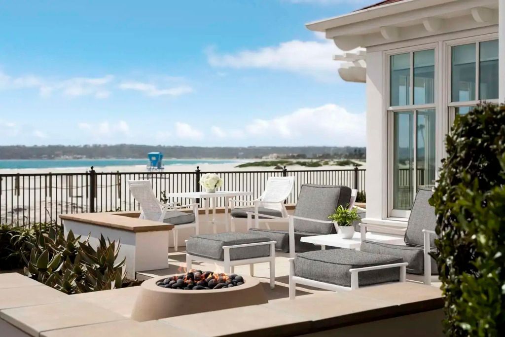 Terrasse mit stilvollen Sitzgelegenheiten und Meerblick