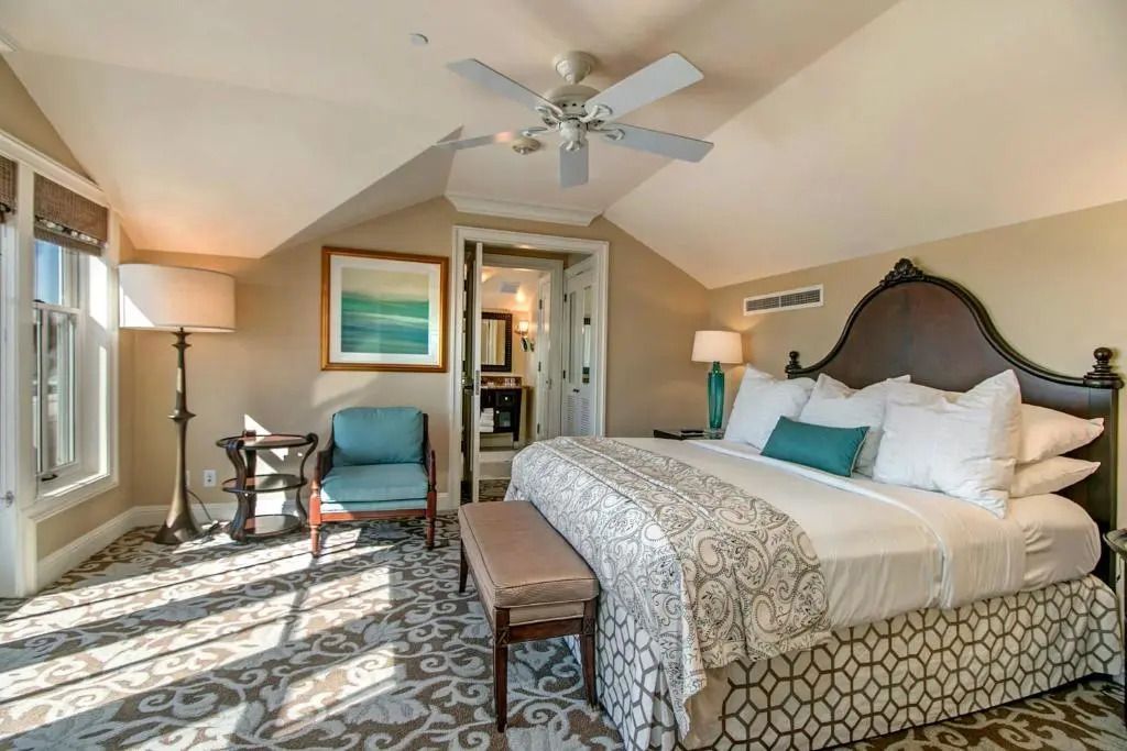 Luxuriöses Schlafzimmer mit stilvollem Dekor und modernen Annehmlichkeiten