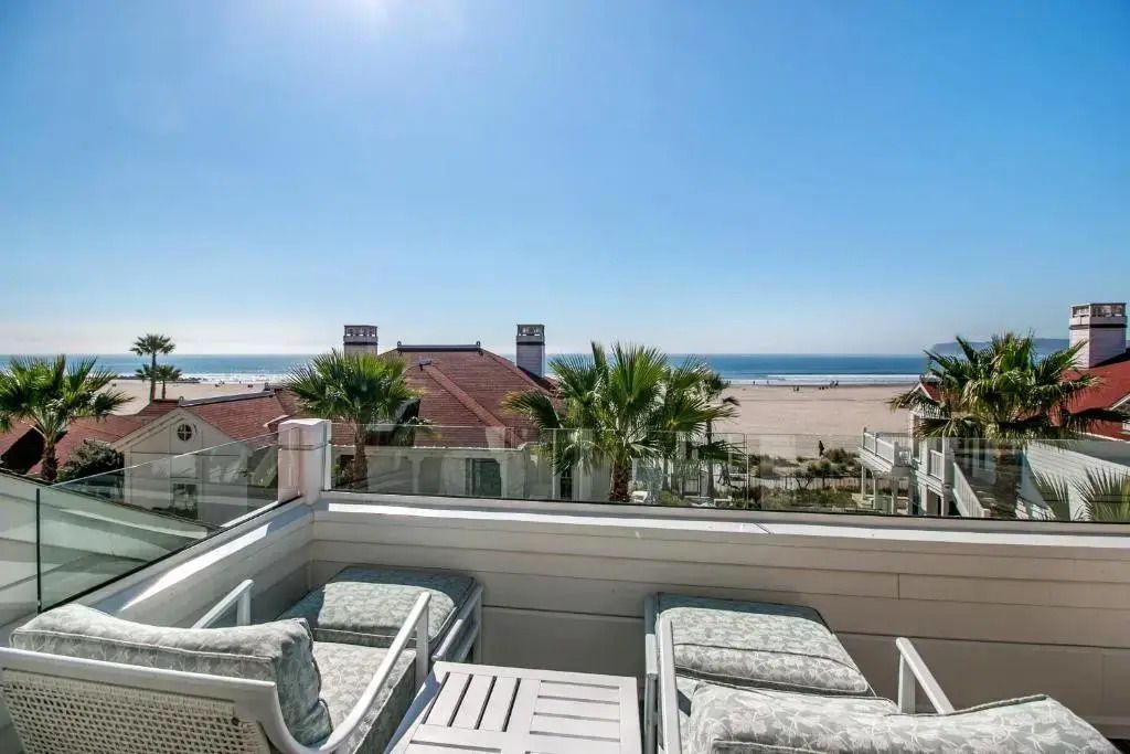Geräumiger Balkon mit Sonnenliegen und Blick auf das Meer