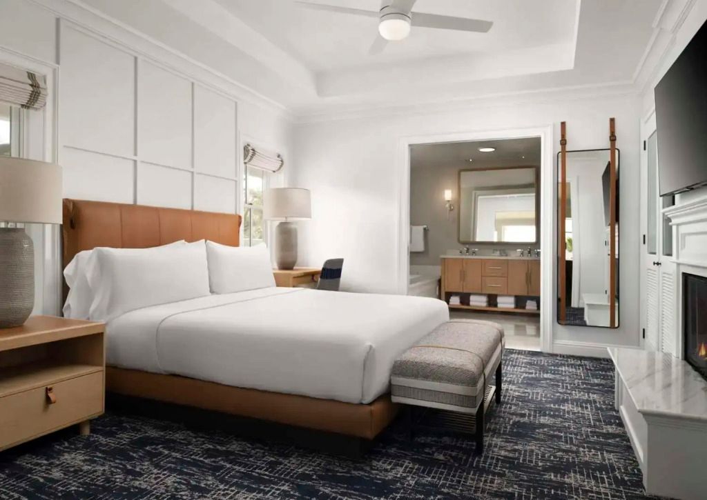 Elegantes Schlafzimmer mit modernem Dekor und eigenem Bad in der Villa