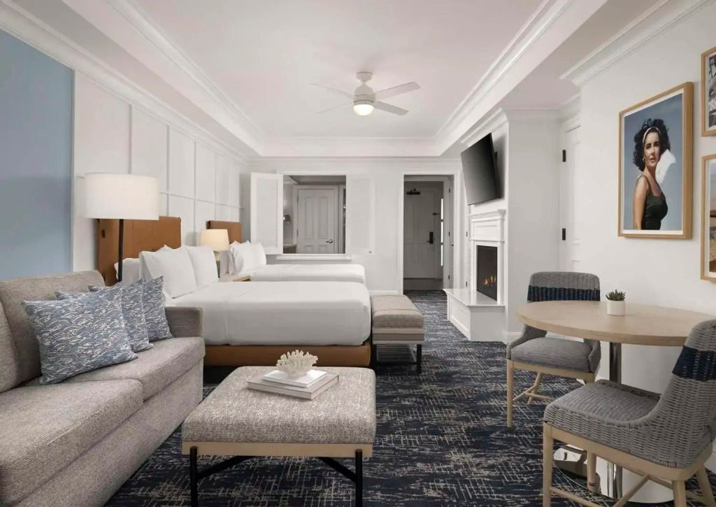 Geräumiges Schlafzimmer mit Kamin und Sitzbereich in der Villa