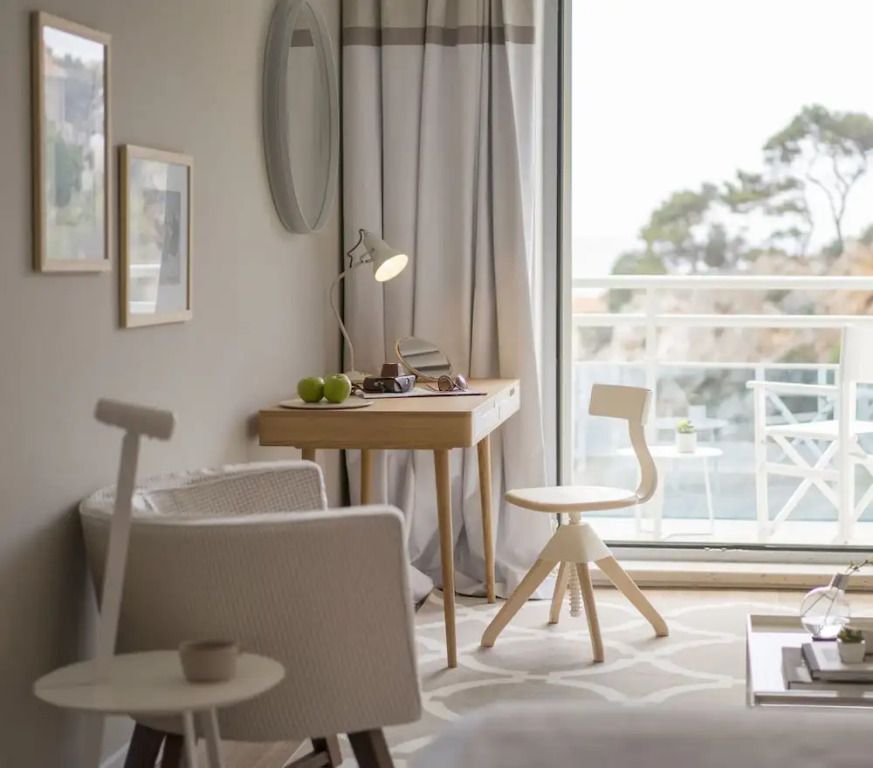 Elegantes Zimmer mit Schreibtisch und Balkon mit Meerblick im Hotel Bellevue Dubrovnik