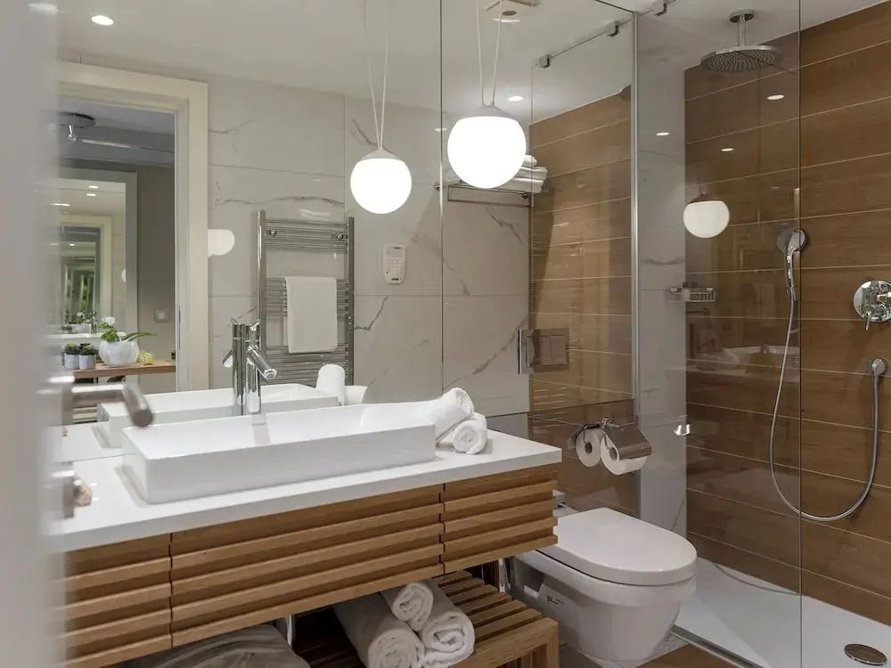 Modernes Badezimmer mit großzügiger Dusche und Doppelwaschbecken im Hotel Bellevue Dubrovnik