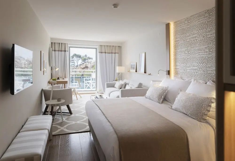 Helles Deluxe Zimmer mit großem Bett und Balkon mit Meerblick im Hotel Bellevue Dubrovnik