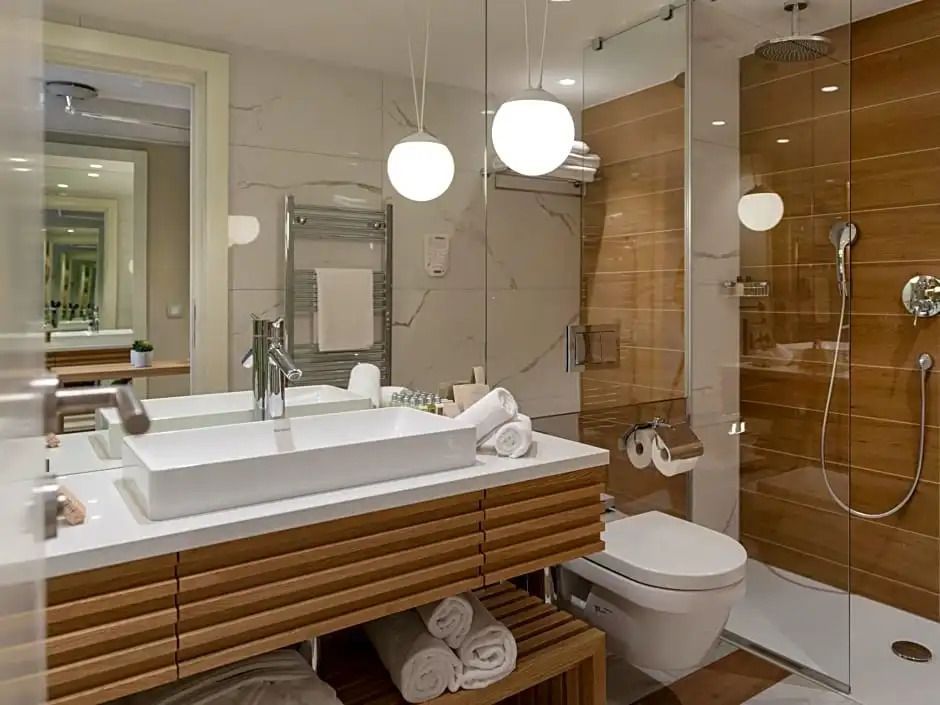 Modernes Badezimmer mit großzügiger Dusche und Doppelwaschbecken im Hotel Bellevue Dubrovnik