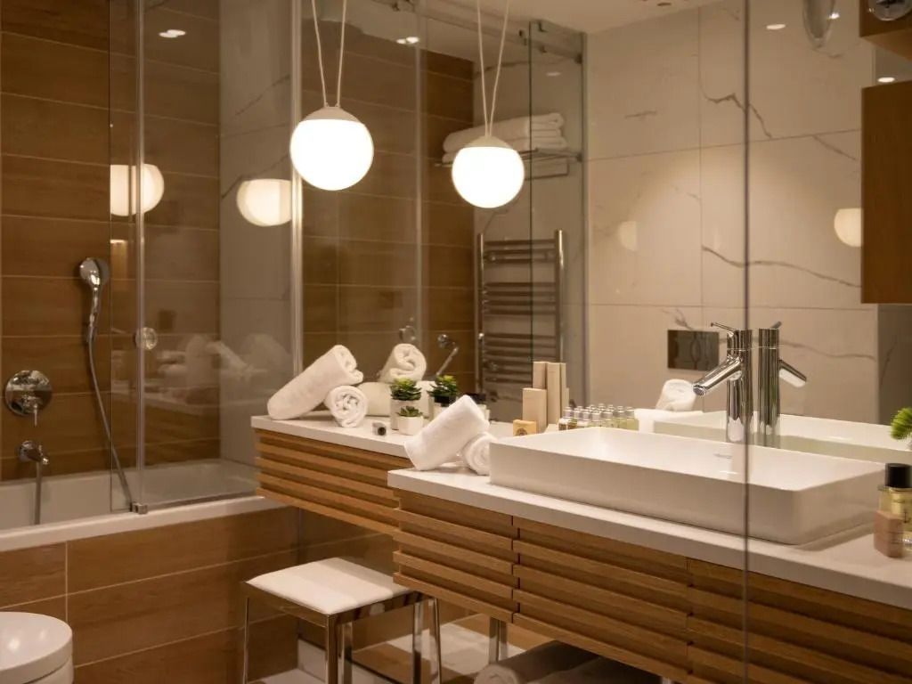 Modernes Badezimmer mit Doppelwaschbecken und eleganter Holzverkleidung