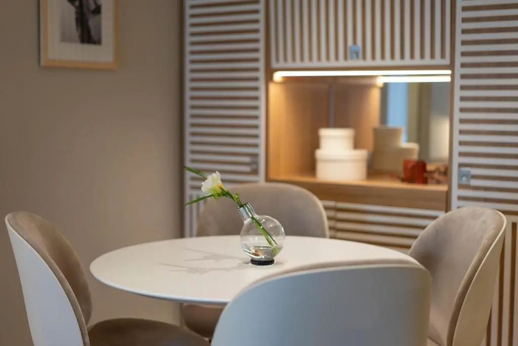 Gemütlicher Essbereich mit rundem Tisch und minimalistischem Dekor